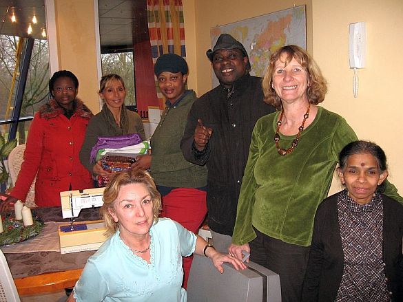 Pastor Kwarteng mit Frauen aus der Nähwerkstatt
