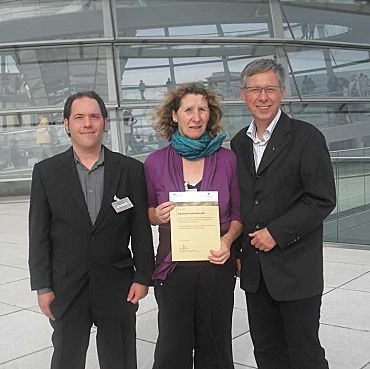 Von Links: Sascha Triller (Projektleiter des Eastside Internetcafés) Christa Brämsmann (Geschäftsführerin des Mütterzentrum Osterholz- Tenever e.V.) zusammen mit Herrn Dr. Sieling (Mitglied des Deutschen Bundestages)