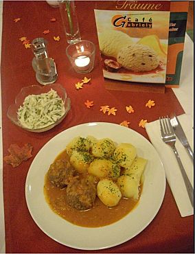 Tefteli mit Salzkartoffeln und Tomatensoße